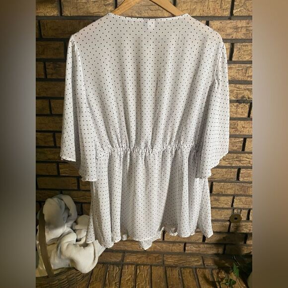 ‎White with black polka dots torrid top - Picture 4 of 5
